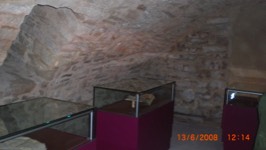 gewölbe mit vitrine