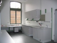 heizfläche hinter labormöbel