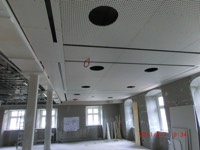 zuluft konzertsaal mit akustikdecke